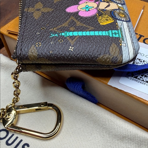 Louis Vuitton Christmas/Holiday Vivienne
Animation Key Cles Pouch- Paris - Picture 9 of 10